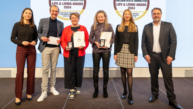 Hunter-Marketingleiterin Diana Schuhmacher nahm den Preis mit ihrem Kollegen aus dem Onlinemarketing Felix Obeloer in Berlin entgegen.