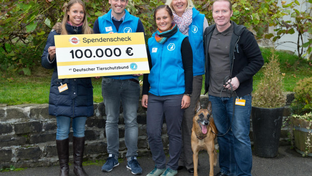 Einen Spendenscheck über 100.000 € übergaben Juliane Framing, Mars Petcare (links) und Joey Kelly mit Hund Switch (rechts) an Mitarbeiter des Deutschen Tierschutzbundes. Einen Spendenscheck über 100.000 € übergaben Juliane Framing, Mars Petcare (links) und Joey Kelly mit Hund Switch (rechts) an Mitarbeiter des Deutschen Tierschutzbundes.