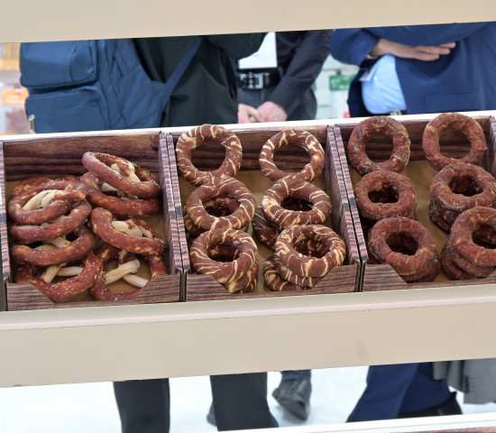 Die Humanisierung der Heimtiere macht auch vor dem Futter nicht halt: Diese Brezeln und Donuts sehen verführerisch aus. Die Humanisierung der Heimtiere macht auch vor dem Futter nicht halt: Diese Brezeln und Donuts sehen verführerisch aus.