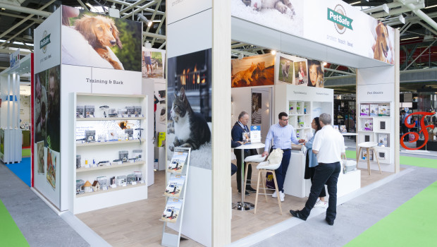 Radio Systems vertreibt auch die in Deutschland erfolgreiche Marke „Petsafe“; im Bild: der Messestand des Unternehmens auf der Zoomark International 2019 in Bologna.