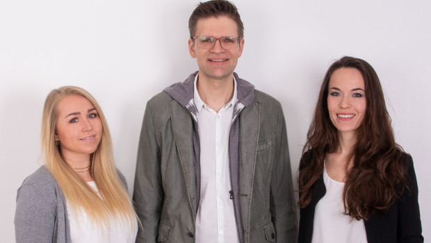 Freuen sich über die Shortlist-Nominierung: Takefive-Prokuristinnen Sharon Martin (links) und Johanna Ehlke sowie Geschäftsführer Stephan Schlüter.