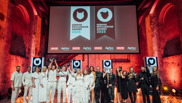 Gewinner, Juroren und Moderatorinnen (v.l.n.r.): Anton Polinski, Simon Hoecker, Luca Herrmann Deckert, Tatjana Deglau, Lukas Hintersteiner, Andrej Grabinski, Ayden Linus Herrmann, Birga Dexel, Daniela Schwager, Jana Azizi, André Karkalis, Sandra Kuhn, Cecilia Söderholm, Kate Kitchenham, Lea-Valine Opiela, Svenja Gruszeczka, Saša Tubonjic und Ana Kupper.
