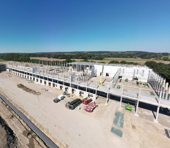 Der Bau des neuen Agravis-Logistikzentrums geht voran.