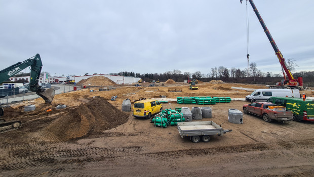 Im Hintergrund der Baustelle sind die Bestandsgebäude von Logipet zu sehen.
