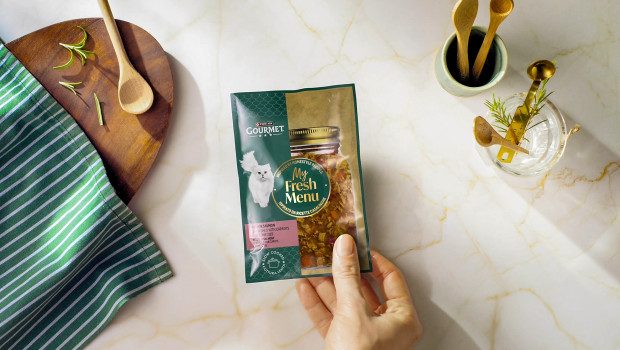 Auch Purina bringt jetzt ein „Slow cooked“-Sortiment, in Pouch-Tüten mit Sichtfenster.