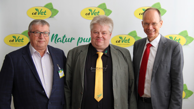 Das neue Seminar- und Schulungszentrum Ernst Ehmke (links), Clemens Dingmann und Michael Lübbersmann (rechts). Foto: cdVet-Gruppe 