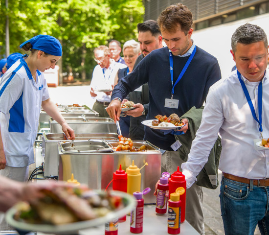Der Veranstaltungsort Lebensmittelinstitut mit eigenem Catering bedingt hier immer auch: gutes Essen und große Auswahl. Der Veranstaltungsort Lebensmittelinstitut mit eigenem Catering bedingt hier immer auch: gutes Essen und große Auswahl.