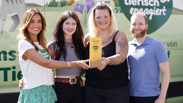 Sonderpreis des Goldenen Fressnapf 2022: (von links) Jana Ina Zarrella (Botschafterin Tierisch engagiert) und die Verantwortlichen des ddao-Tierschutzvereins Victoria Müller, Natalie Rozek und Joris Olesch.