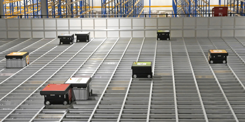 Der Autostore mit seinen 95.000 Kisten beinhaltet das Kleinteile­lager. Den Zugriff auf die Ware erfolgt mit 38 Robotern.