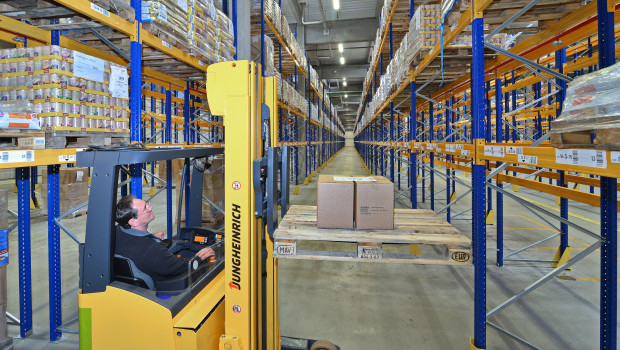 Die Fachhandelskette Fressnapf hat jetzt mit dem Versand von Paketen aus dem neuen Logistikzentrum am Standort Großzöberitz im Landkreis Anhalt-Bitterfeld begonnen.