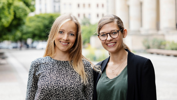 Die beiden Gründerinnen von Traceless Materials: Dr. Anne Lamp (links) und Johanna Baare.