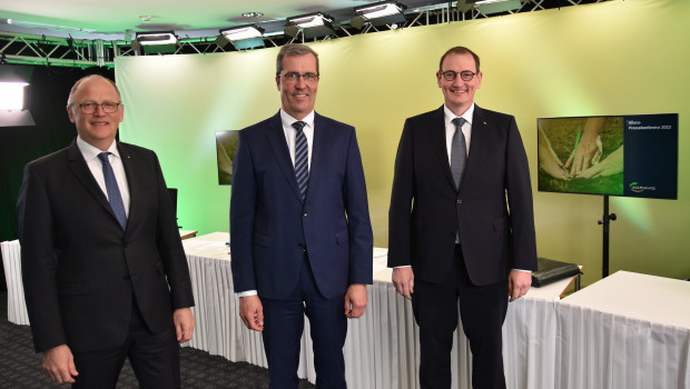 Der Agravis-Vorstandsvorsitzende Dr. Dirk Köckler (Mitte) sowie die Vorstandsmitglieder Jörg Sudhoff (rechts) und Hermann Hesseler stellten wesentliche Kennzahlen zum Agravis-Geschäftsjahr 2021 vor.