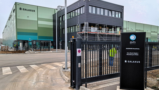 Das Großwarenlager befindet sich im Industriegebiet von Neuenburg auf der östlichen Seite der Hans-Buck-Straße.