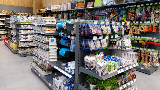 Auf rund 50 m² finden Heimtierhalter im Gartencenter Tiernahrung und Zubehör für Hund und Katze. Auf rund 50 m² finden Heimtierhalter im Gartencenter Tiernahrung und Zubehör für Hund und Katze.