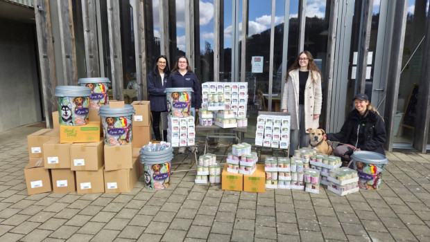 Lyra Pet spendete Futter im Gesamtwert von 4.250 Euro an das Tierheim Tailfingen. Lyra Pet spendete Futter im Gesamtwert von 4.250 Euro an das Tierheim Tailfingen.