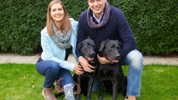 Die Start-up Gründer Conny und Roman Figl, im Bild mit ihren beiden Labradors Cooper und Dexter,  freuen sich über die Auszeichnung.