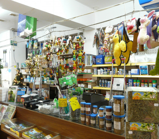 Von Futtertieren für Terrarientiere bis hin zu Spielzeug, Zubehörprodukten und Zeitschriften reicht das Angebot auf und über der Verkaufstheke. Von Futtertieren für Terrarientiere bis hin zu Spielzeug, Zubehörprodukten und Zeitschriften reicht das Angebot auf und über der Verkaufstheke.