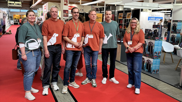 Stefanie Dietl (Teamleitung Category Management Gartenfreizeit Indoor), Peter Pohl (Geschäftsführer, Vorstandssprecher), Oliver Poppitz (Finanzchef, Vorstand), Carsten Markus (Markenleitung), Florian Sprang (Head of Sales) und Katrin Alexy (Leitung Category Management Futter). Stefanie Dietl (Teamleitung Category Management Gartenfreizeit Indoor), Peter Pohl (Geschäftsführer, Vorstandssprecher), Oliver Poppitz (Finanzchef, Vorstand), Carsten Markus (Markenleitung), Florian Sprang (Head of Sales) und Katrin Alexy (Leitung Category Management Futter).