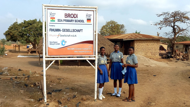 Fihumin hat bei dem Schulprojekt mit der Reiner-Meutsch-Stiftung Fly & Help und dem Verein Madamfo Ghana Bettina Landgrafe zusammengearbeitet.