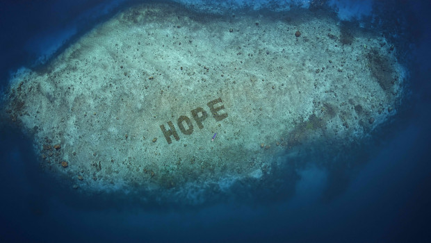 Alleine 840 Riffsterne und 13.000 Korallenfragmente wurden verwendet, um den Schriftzug „Hope“ zu bilden. Heute ist er sogar via Google Maps sichtbar.