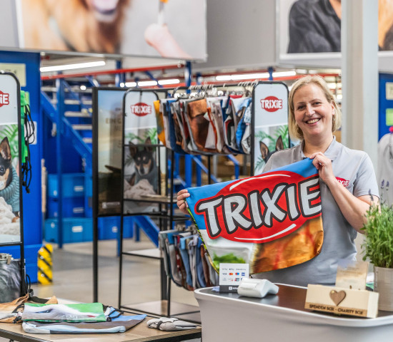 Mit dem Verkauf von Taschen aus recycelten Kunststoffprodukten unterstützt Trixie Umweltschutzprojekte. Mit dem Verkauf von Taschen aus recycelten Kunststoffprodukten unterstützt Trixie Umweltschutzprojekte.