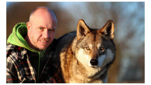 Dirk Fußbahn von Wildtierhilfe Fiel e. V. freut sich über 2.500 Euro Spende.
