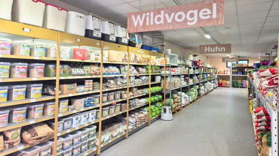 Zum Nahversorgungsangebot des Zoo & Co.-Marktes in Dornburg gehören neben Heimtierprodukten auch Gartenartikel wie Erden, Pflanzenschutzmittel, saisonale Pflanzen und Saatgut sowie Heizmittel als Palettenware mit Lieferservice.
