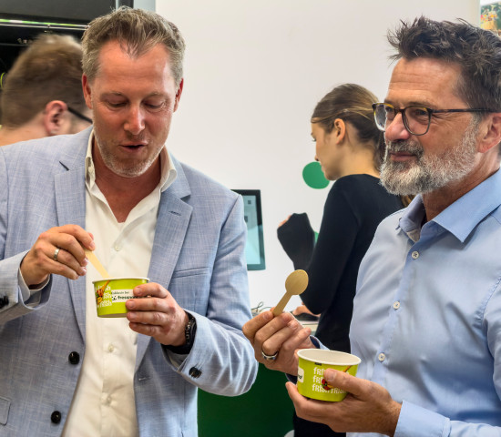 Christian Bartky (l.) und Norbert Marschallinger lassen es sich schmecken. Christian Bartky (l.) und Norbert Marschallinger lassen es sich schmecken.