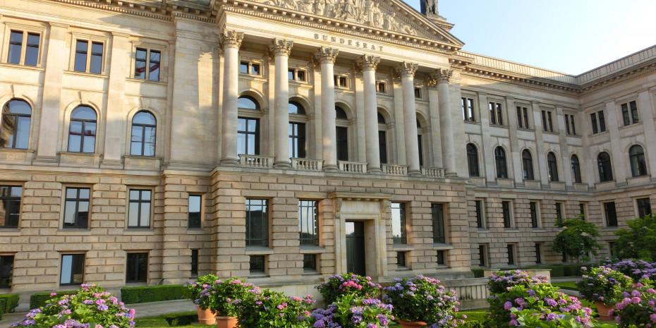 Der Bundesrat in Berlin lehnte zwar ein pauschales Importverbot von Wildfängen ab, fordert aber von der neuen Bundesregierung stärkere Regulierungen, die alle Wildtier­arten betreffen sollen. 