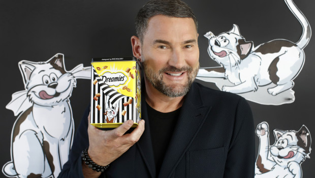 Zum Geburtstag gibt es eine Dose von Michael Michalsky. (Foto: Franziska Krug/Getty Images for Mars GmbH)