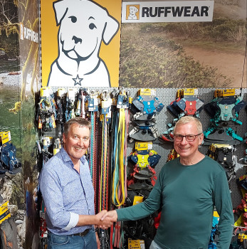 Andrew Geere, CEO der Accapi Group mit Frank Weber, Inhaber des Zoofachhandelsunternehmens Hundemaxx, im neuen „Ruffwear Competence Centre“ in München.