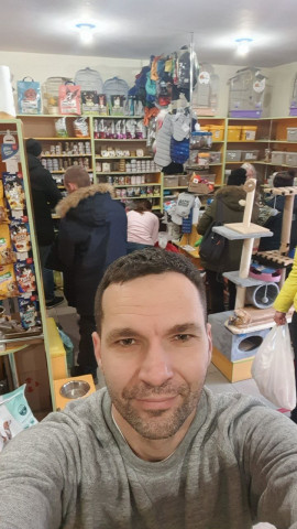 Collar-Gründer Yuriy Sinitsa tut alle, um mit seinem Team in Kontakt zu bleiben. Das Unternehmen leistet viel, um Menschen und ihren Heimtieren zu helfen. Collar-Gründer Yuriy Sinitsa tut alle, um mit seinem Team in Kontakt zu bleiben. Das Unternehmen leistet viel, um Menschen und ihren Heimtieren zu helfen.