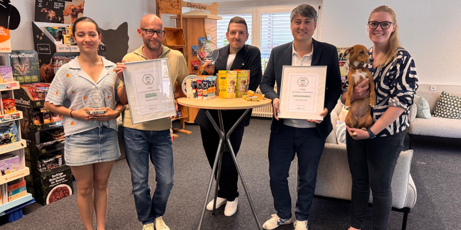 Gründer Martin Schupp (2. v. r.), COO David Bäuerle (r.), Marketingleiter Daniel Stuckert (M.) und das gesamte Pets-Nature-Team freuten sich über die Auszeichnungen, die pet-Redakteurin Sarah Daubert persönlich überreichte. 