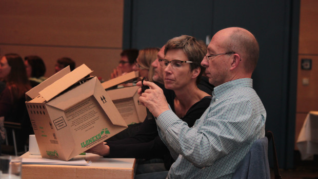 Eine neuartige Box für den Heimtiertransport nahmen die Teilnehmer des ZZF-Symposiums unter die Lupe.