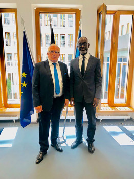 Honorargeneralkonsul Dieter Härthe (links) ernannte Ibrahim Mefire Kouotou zum Senator im Senat der Wirtschaft Deutschland. Honorargeneralkonsul Dieter Härthe (links) ernannte Ibrahim Mefire Kouotou zum Senator im Senat der Wirtschaft Deutschland.