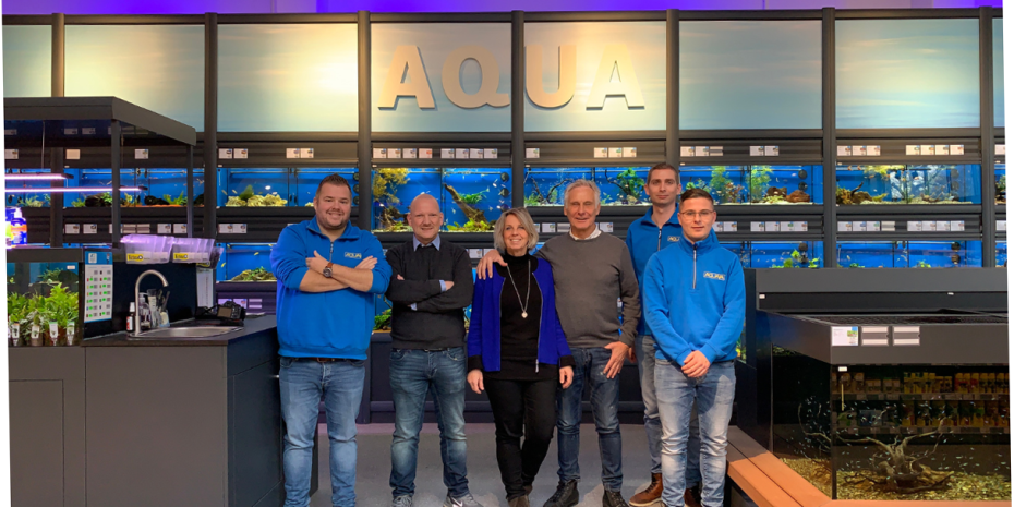 Freuen sich über den gelungenen Umbau des Fressnapf XXL-Marktes in Hagen: Danny Janssen (CEO, Aquaja), René Dietz (Prokurist, Fressnapf Weber GmbH), Claudia Denzin (Prokurist, Fressnapf Hagen), Johannes Weber  (Geschäftsführer Fressnapf Weber GmbH), Tom Bootsma (Direktor, Aquaja) und Vince Dullens (Marketing, Aquaja).