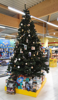 Ein weihnachtlicher Blickfang im Pinneberger Markt von Das Futterhaus. 