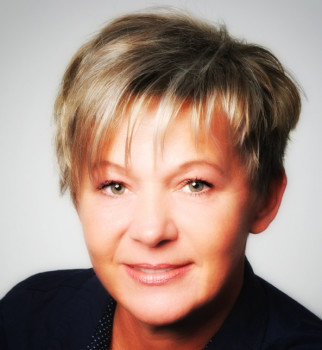 Anke Altmann war vor ihrer Tätigkeit bei der JR Farm als Filialleiterin bei Fressnapf tätig. Anke Altmann war vor ihrer Tätigkeit bei der JR Farm als Filialleiterin bei Fressnapf tätig.