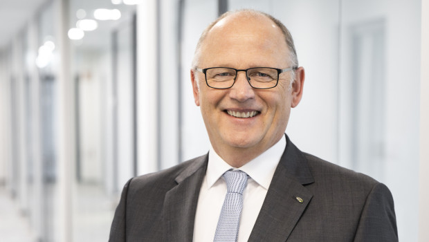 Agravis-Finanzvorstand Hermann Hesseler wertet den Erfolg der Genussscheine als „großen Vertrauensbeweis in die Solidität“ der Genossenschaft. Agravis-Finanzvorstand Hermann Hesseler wertet den Erfolg der Genussscheine als „großen Vertrauensbeweis in die Solidität“ der Genossenschaft.