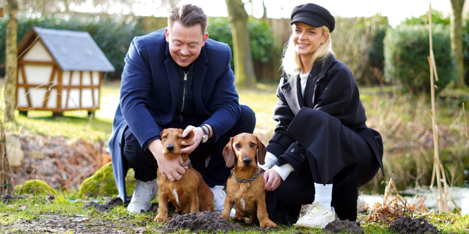 Angelina Erd und Nikas C. Günther haben im vergangenen Jahr die Firma The Woofy gegründet. Die beiden sind Besitzer zweier Rauhaardackel. 