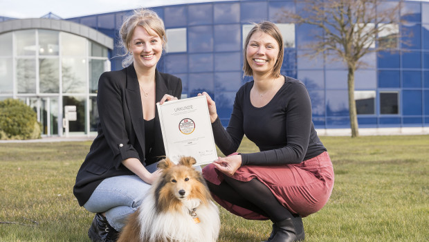 Marieke Hansen mit Bürohund Pooker und Kristin Rasmussen, beide im Trixie-Marketing, freuen sich über die Auszeichnung.