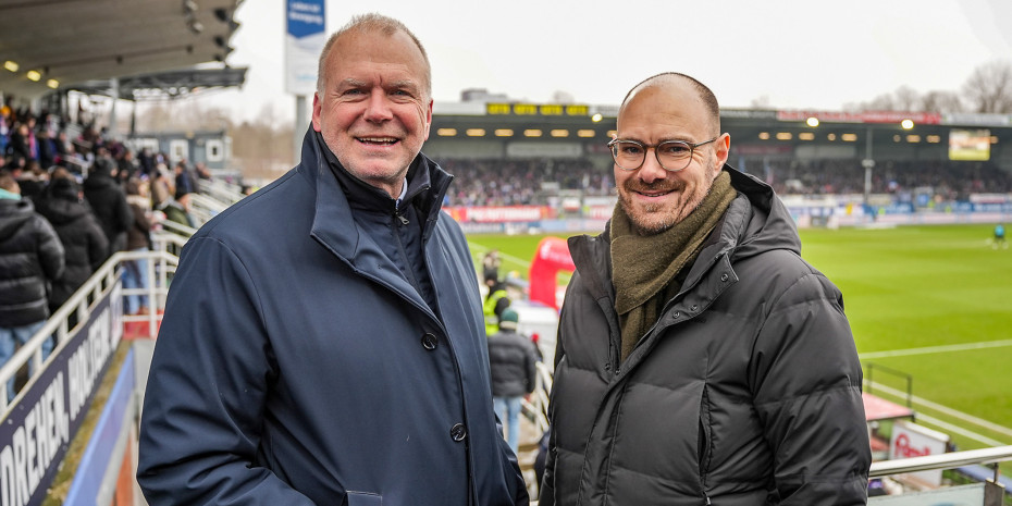 Kristof Eggerstedt (r.) gemeinsam mit KSV-Holstein-Vizepräsident Wolfgang Schwenke beim Fußball.