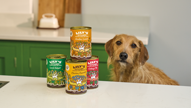 Das bei Rewe erhältliche Kernsortiment von Lily’s Kitchen umfasst verschiedene Nassfutter und Leckerlis für Katzen und Hunde.