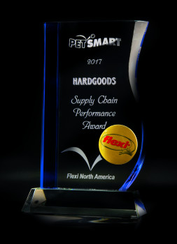 Flexi wurde von PetSmart mit dem Award “PetSmart’s Supplier of the Year 2017” ausgezeichnet. Flexi wurde von PetSmart mit dem Award “PetSmart’s Supplier of the Year 2017” ausgezeichnet.