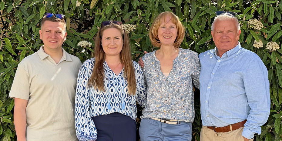 Nach vier Jahrzehnten unternehmerischer Tätigkeit war für Ulla und Lothar Happ (r.) der Moment gekommen, ihr Lebenswerk in die Hände der nächsten Generation zu geben: Julia Happ (l.) und ihr Partner Lukas Muhr. Nach vier Jahrzehnten unternehmerischer Tätigkeit war für Ulla und Lothar Happ (r.) der Moment gekommen, ihr Lebenswerk in die Hände der nächsten Generation zu geben: Julia Happ (l.) und ihr Partner Lukas Muhr.