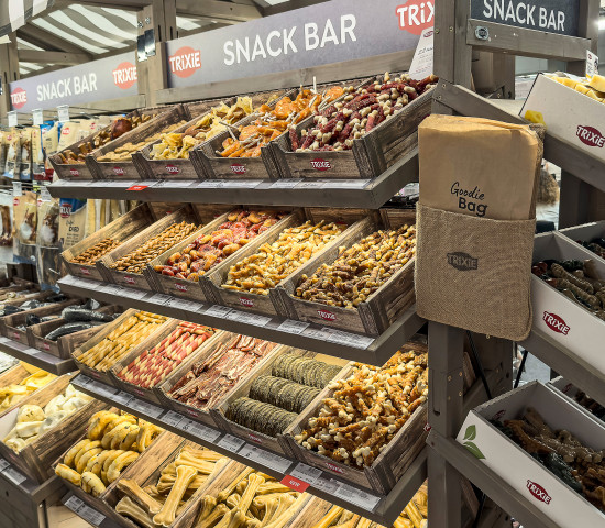 Snacks sind der Wachstumstreiber bei Hunde- und Katzenfutter überhaupt. Der Anteil der Leckerlis liegt inzwischen bei rund 40 Prozent der Umsätze. Snacks sind der Wachstumstreiber bei Hunde- und Katzenfutter überhaupt. Der Anteil der Leckerlis liegt inzwischen bei rund 40 Prozent der Umsätze.