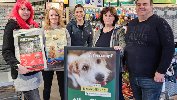 Geschäftsführer Nick Schenk (von rechts) mit Iris Schenk, Marktleiterin Doreen Baudis und den Mitarbeiterinnen Christina Peiker und Melanie Ritschel bei der Eröffnung.