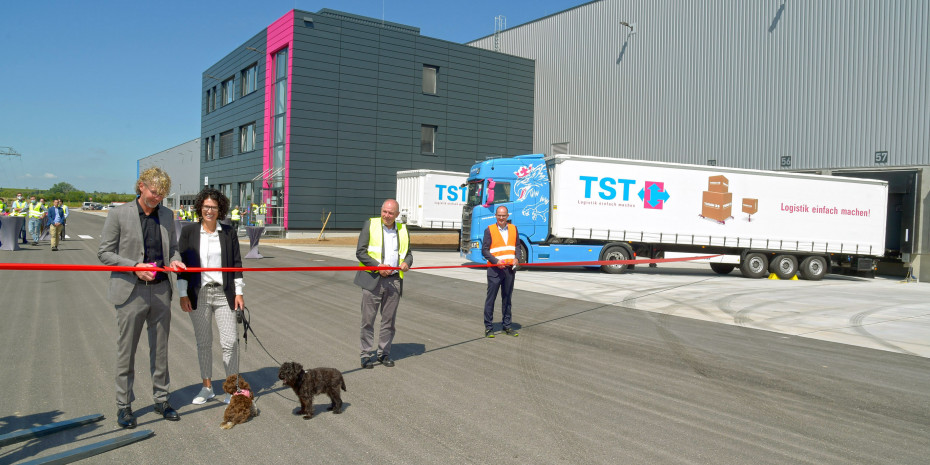 Nestlé Zentrallager, von links): TST-Geschäftsführer Frank und Melanie Schmidt, Adolf Kessel (Oberbürgermeister Stadt Worms) und Thomas Reinarz, Supply Chain Director 