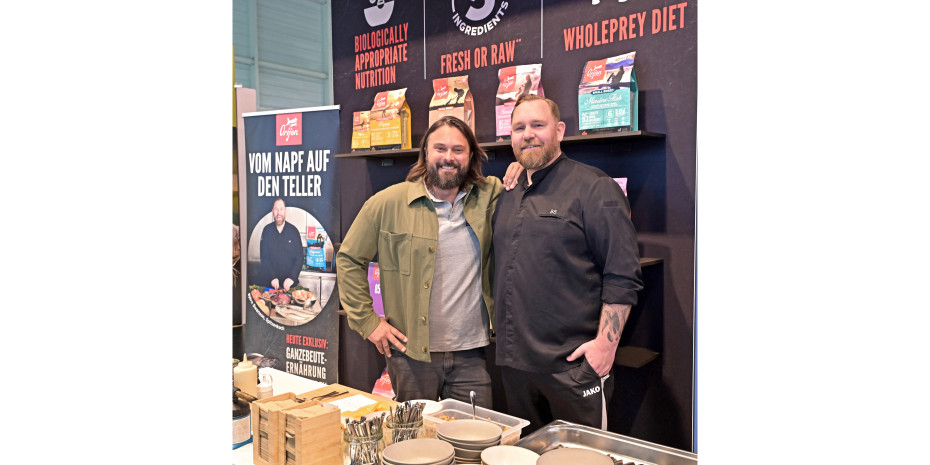 Spitzenkoch Björn Swanson (r.) und Ernährungswissenschaftler Achim Sam erklärten die Orijen-Zutatenphilosophie nicht nur, sondern machten sie mit leckeren, frisch zubereiteten Bowls erfahrbar. Spitzenkoch Björn Swanson (r.) und Ernährungswissenschaftler Achim Sam erklärten die Orijen-Zutatenphilosophie nicht nur, sondern machten sie mit leckeren, frisch zubereiteten Bowls erfahrbar.