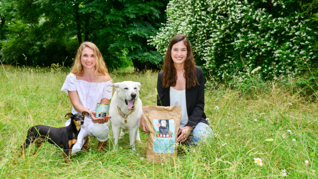 Tessa Zaune-Figlar (links) und Valerie Henssen (rechts), die beiden Geschäftsführerinnen der Münchner Firma Vegdog, haben große Pläne.